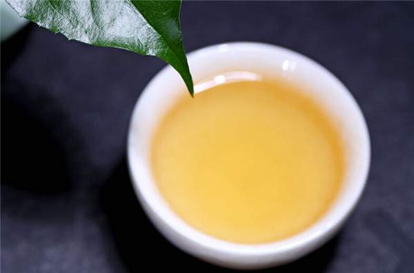 生茶对比绿茶，哪种更适合夏天喝？